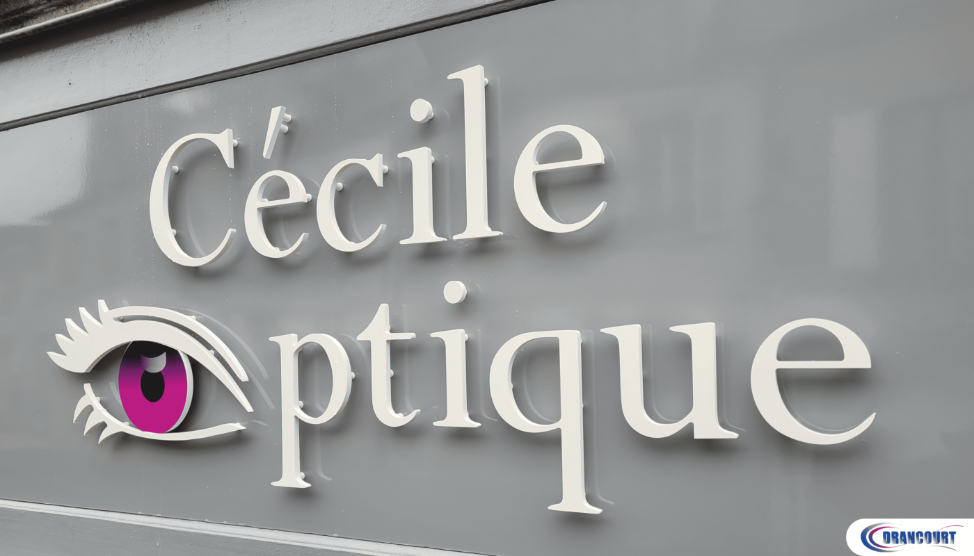 Lettres découpées sur PVC compact pour la façade de la boutique de Cécile Optique