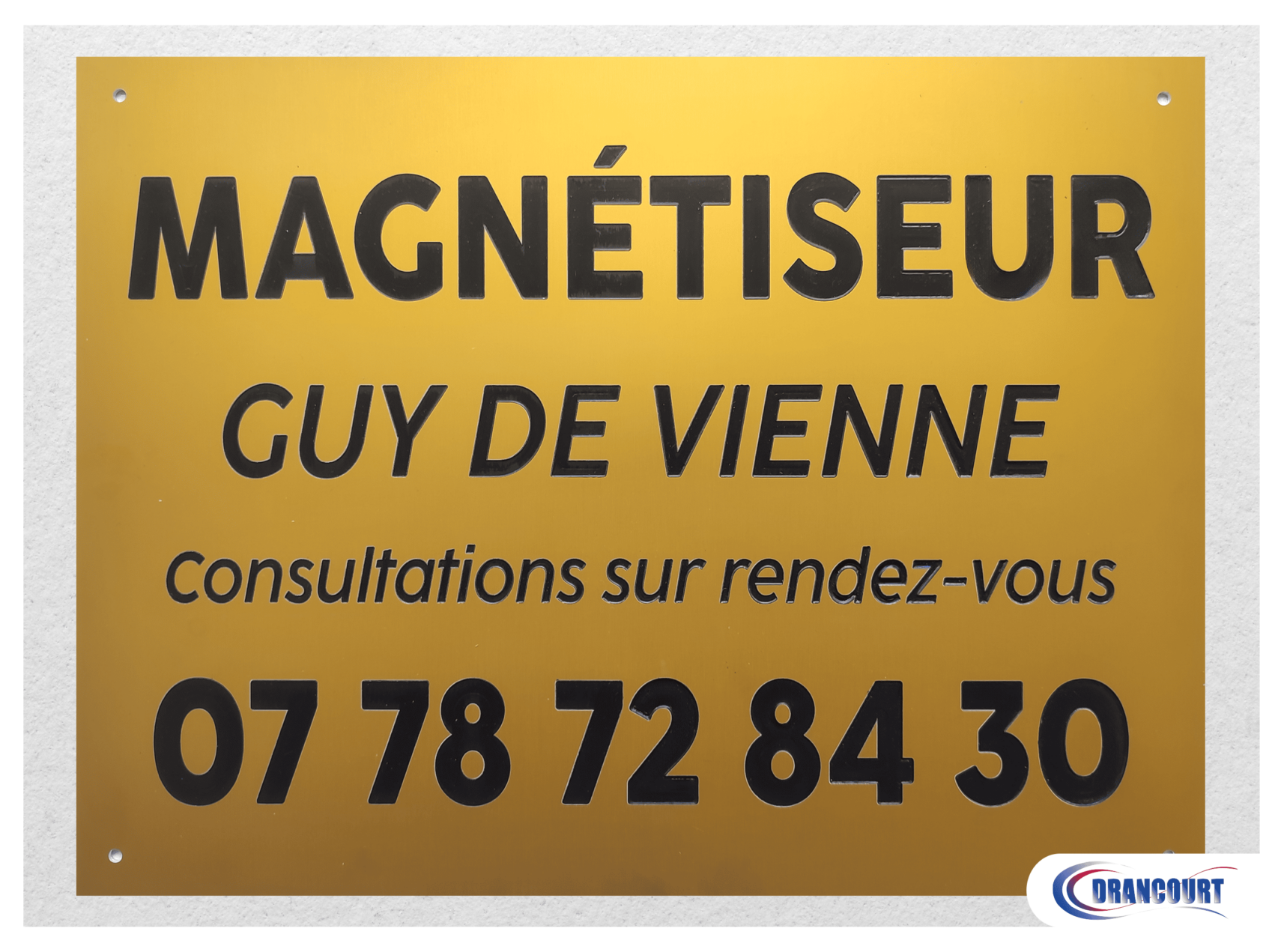 Plaque professionnelle en aluminium doré et gravé en noir pour le magnétiseur Guy De Vienne